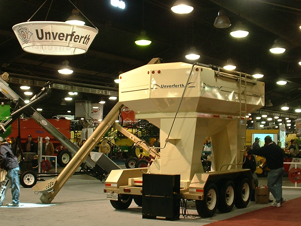 Seed Runner Bulk Tender Premieres at National Farm Machinery Show